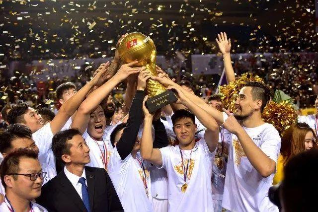 杨超声领取中超第二轮最佳奖杯：好像回到了17岁的夏天